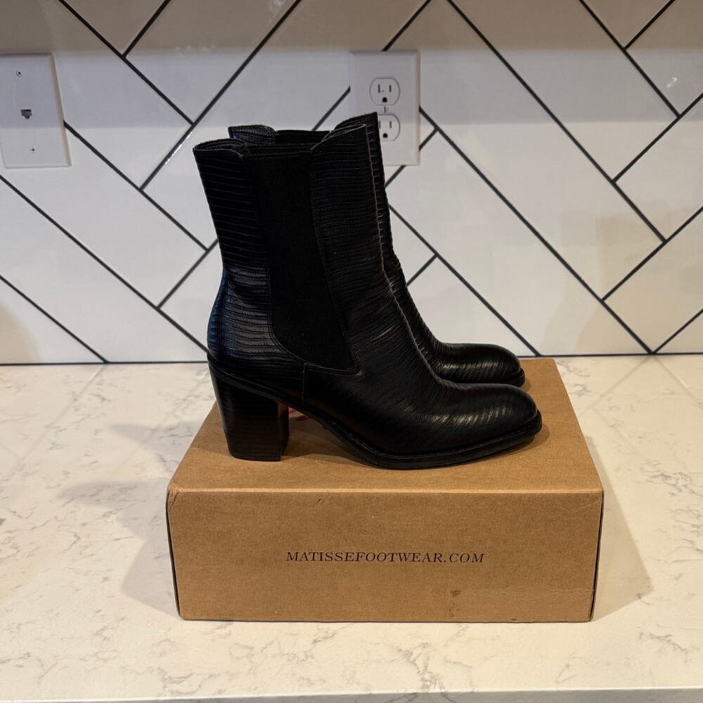 Matisse Mesmerize black textured leather pull-on chunky heel boots size 7